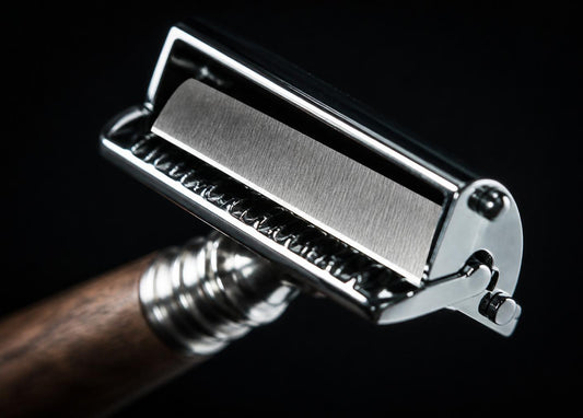 Close-up of the Zenor closed-comb razor head
